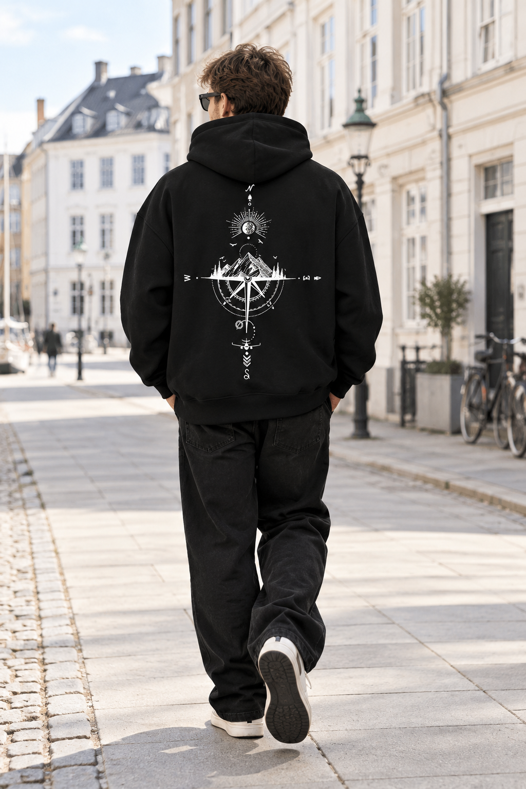 Hanorac negru din spate, model masculin