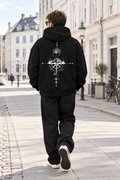 Hanorac negru din spate, model masculin